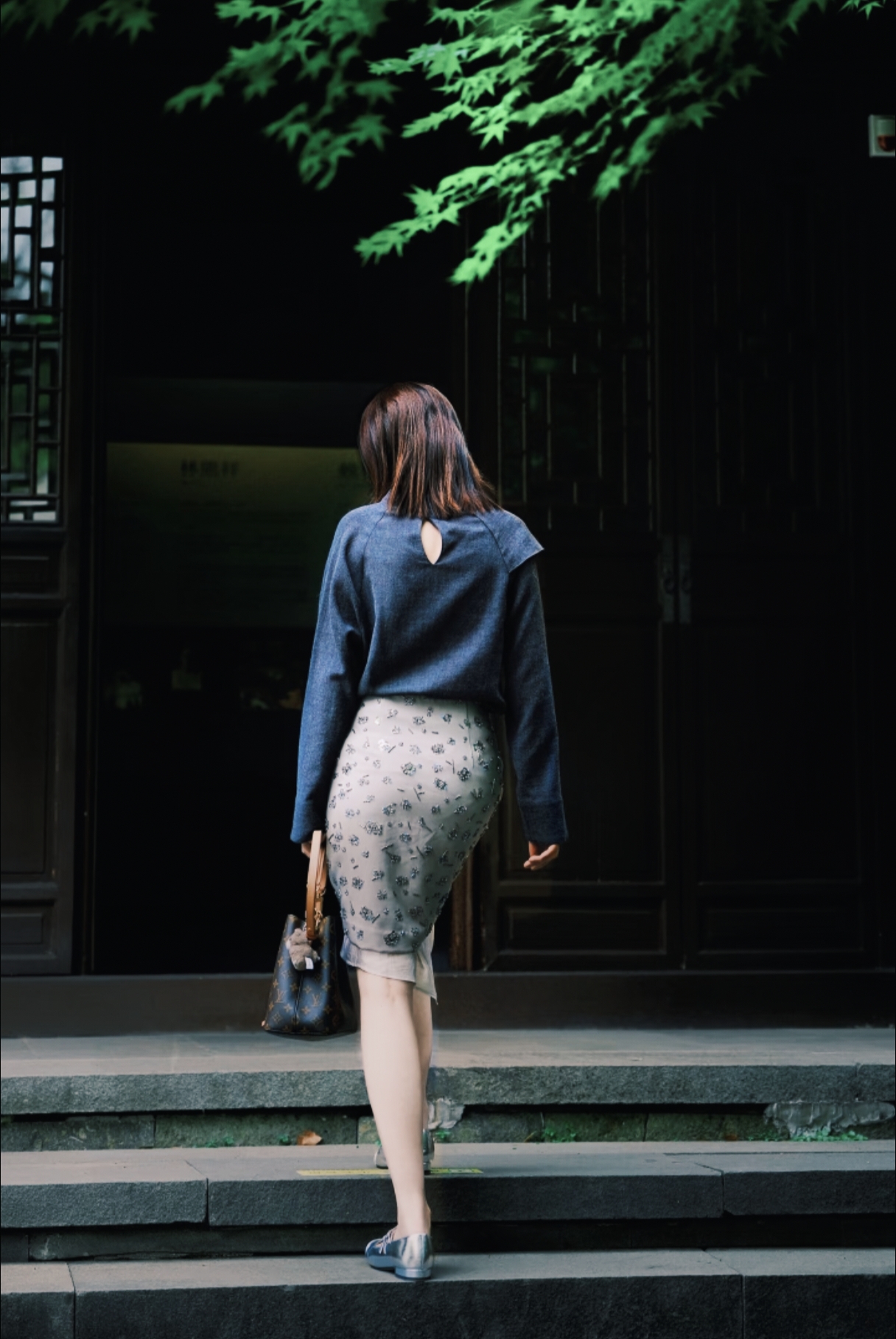 背影都这么美了，正面呢